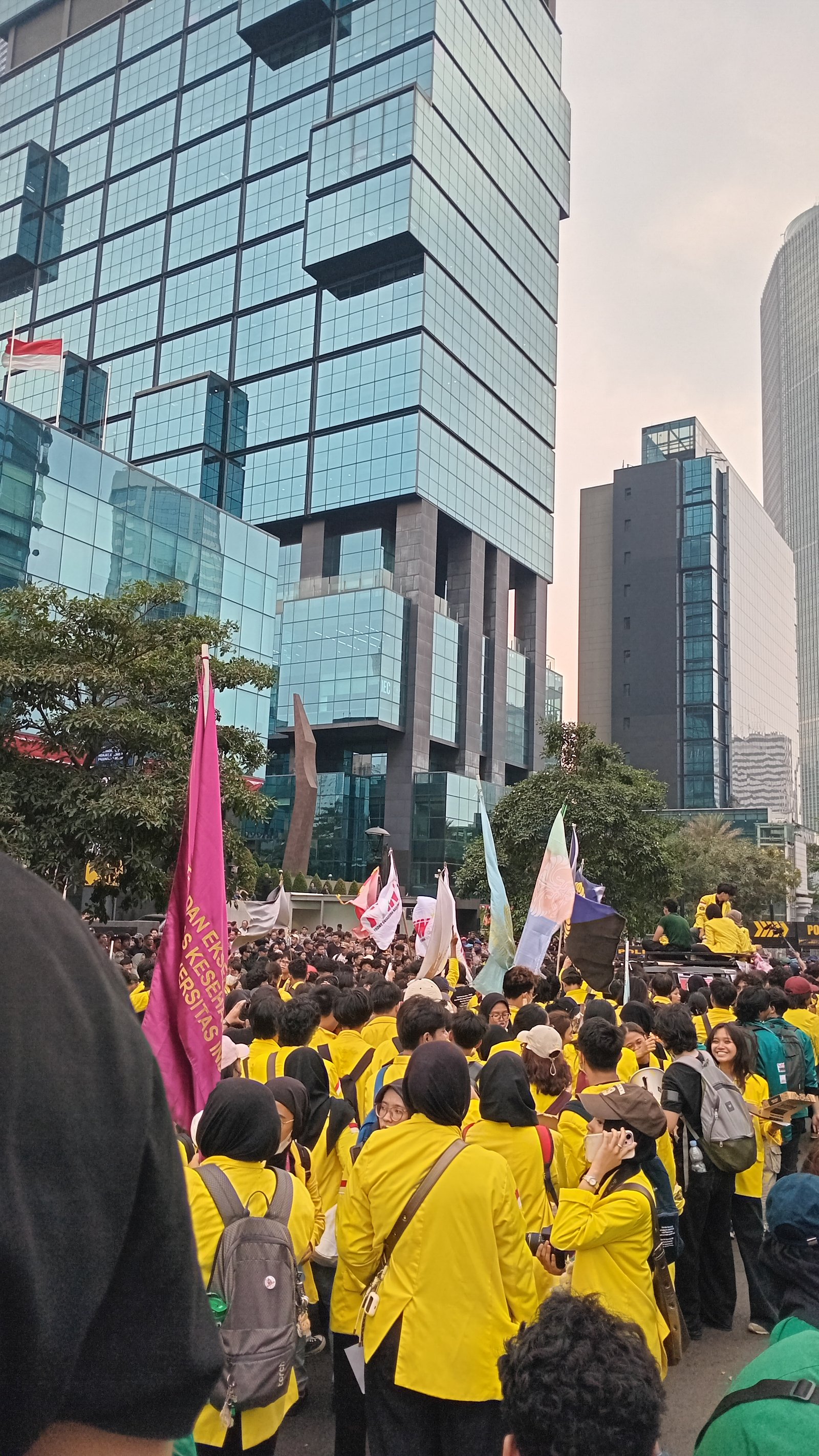 KEMERDEKAAN CUMA MILIK ELITE! BEM UI Kepung Bundaran HI, Bawa 8 Tuntutan Pedas Buat Pemerintah!